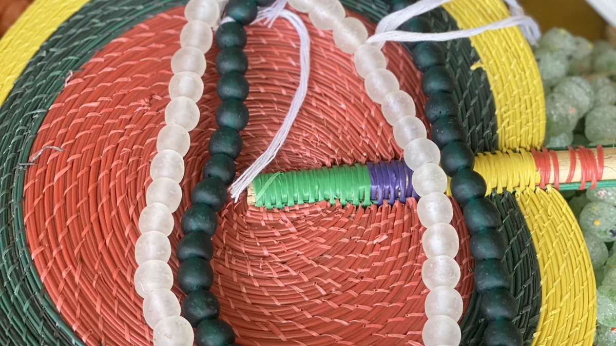 How to Make Friendship Bracelets: Fan Crafting Guide